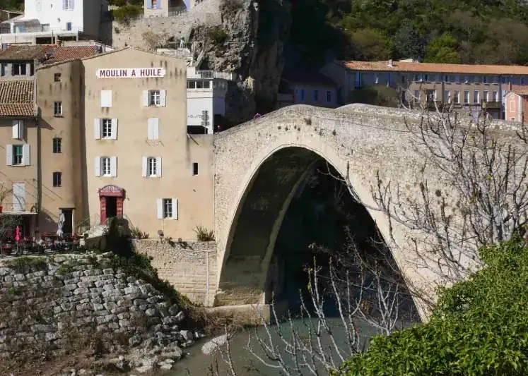 Le Pont Roman de Nyons au-dessus de l’Eygues, près de l’ancien moulin à huile