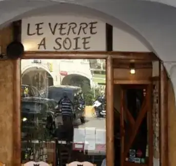 Le Verre à Soie, restaurant situé sous les arcades de la place du Docteur-Bourdongle à Nyons.