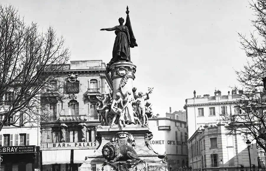 Le Monument du Centenaire dominait autrefois la place de l’Horloge avant son transfert aux allées de l’Oulle en 1975.
