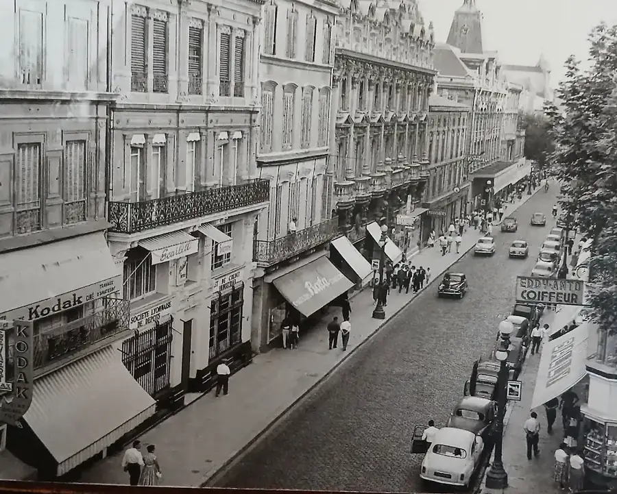Rue de la République vers 1960 : le samedi, des générations d’Avignonnais venaient « faire la rue de la Ré ».