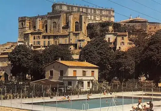 Illustration — Piscine de Grignan : se baigner au pied du château depuis 1965