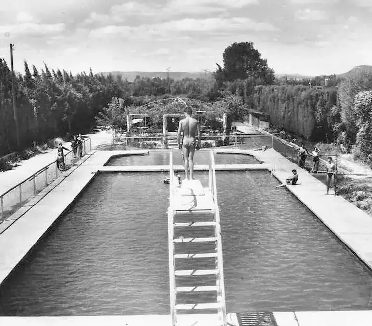 Ancienne piscine des Cèdres sur la colline Saint-Eutrope à Orange, avec ses bassins extérieurs, son plongeoir et ses terrasses.