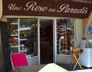Illustration — Rose au Paradis Nyons : le salon de thé-café sous les arcades