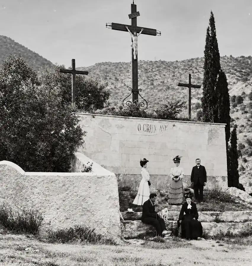 Ancienne photographie de la place du Calvaire à Nyons avec les trois croix, le Christ en croix et des Nyonsais posant devant l'inscription O Crux Ave.