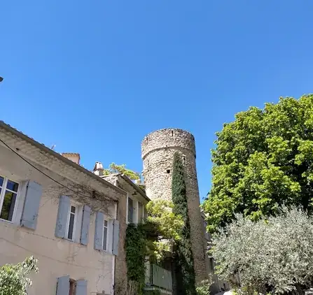 Maisons et tour en pierre dans le vieux Nyons