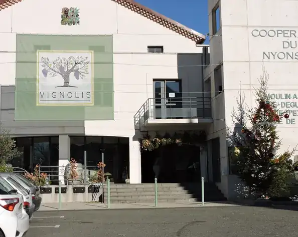 Espace Vignolis et Coopérative du Nyonsais à Nyons, avec boutique de produits locaux et Musée de l’Olivier.
