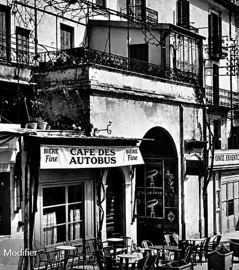 Photographie ancienne de la façade et de la terrasse du Café des Autobus à Nyons