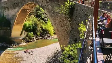 Terrasse du restaurant Les Terrasses du Pont à Nyons face au pont Roman et à l’Eygues.