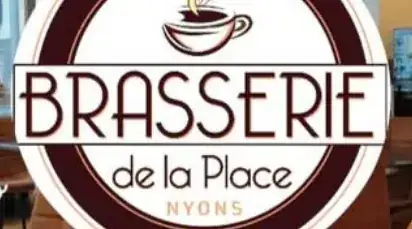 Brasserie de la Place à Nyons avec sa terrasse sur la place de la Libération dans le centre-ville.