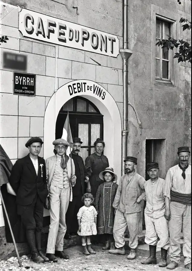 Habitants et enfants devant l’enseigne Café du Pont – Débit de vins à Nyons