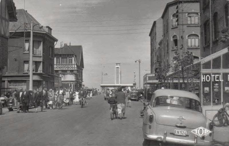 Malo-les-Bains vers 1958, ancienne vue de l'avenue de la Mer avec une automobile des années 1950, des cyclistes, des promeneurs, des hôtels et le poste de secours au fond.