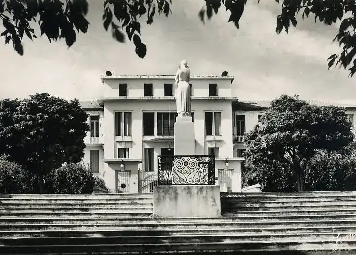 Ancienne maternité Moricelly de Carpentras près de l’Hôtel-Dieu, photographiée probablement dans les années 1960 avec ses grilles et son entrée.