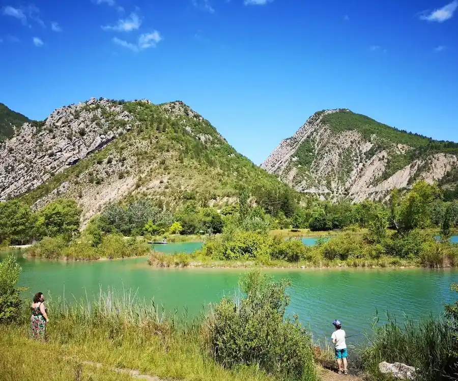 Le lac du Pas des Ondes à Cornillon-sur-l’Oule, un site de baignade et de pêche au cœur des Baronnies provençales.