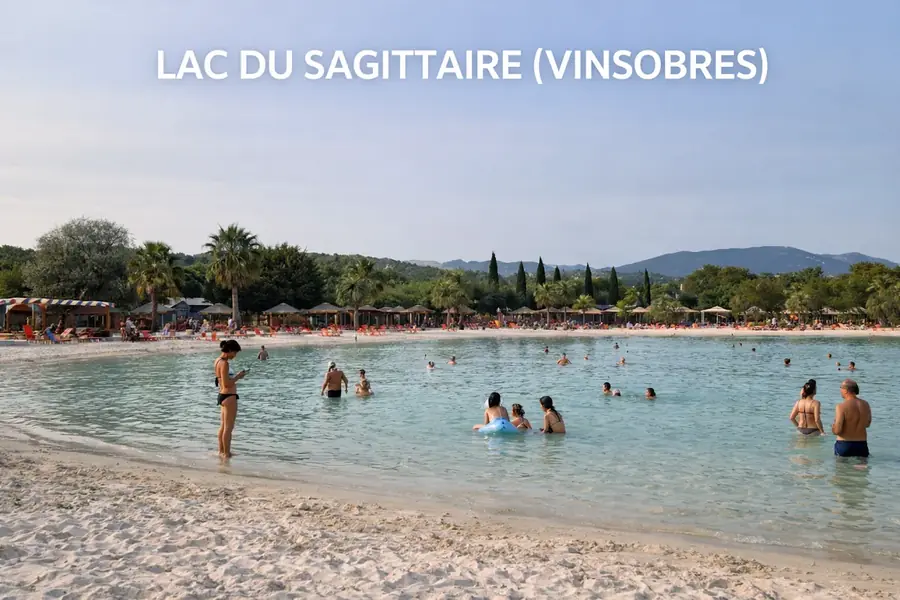 Baigneurs dans le lac du Sagittaire à Vinsobres, depuis sa plage aménagée.