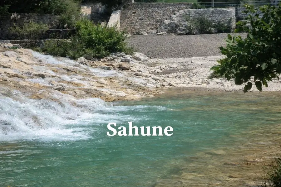 Eau turquoise et cascade entre les rochers au bord de la rivière à Sahune.