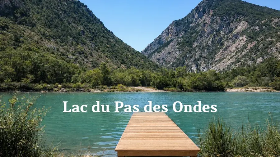 Ponton en bois au bord du lac du Pas des Ondes, entouré de montagnes.
