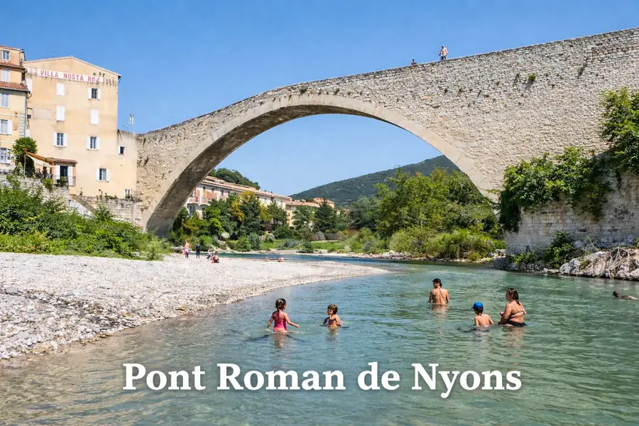 Baigneurs dans l’Eygues sous l’arche en pierre du Pont Roman de Nyons.