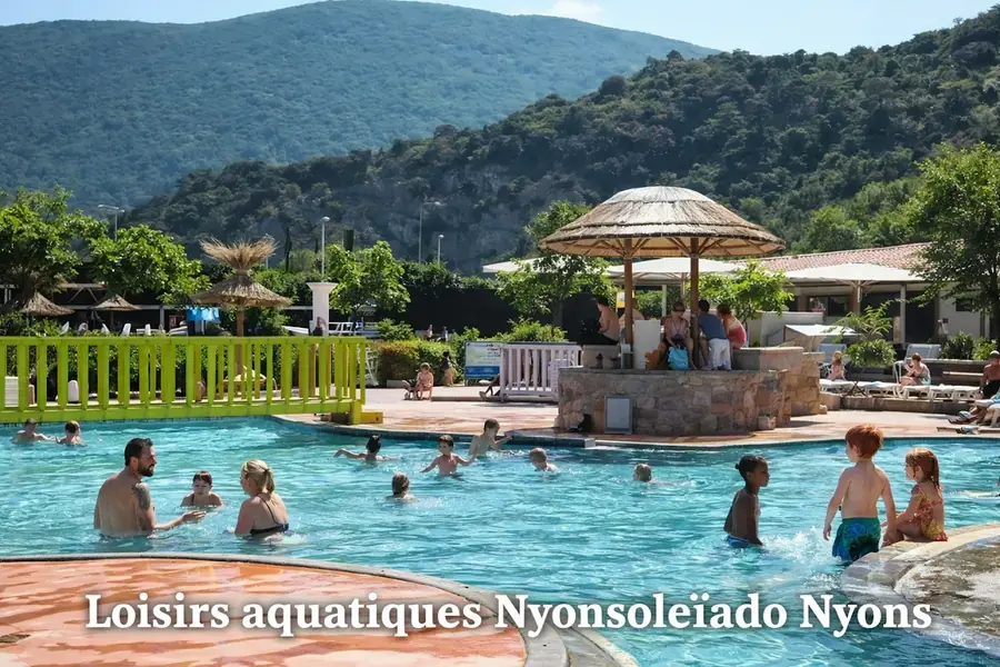 Baigneurs dans les bassins de Nyonsoleïado à Nyons, avec les collines en arrière-plan.