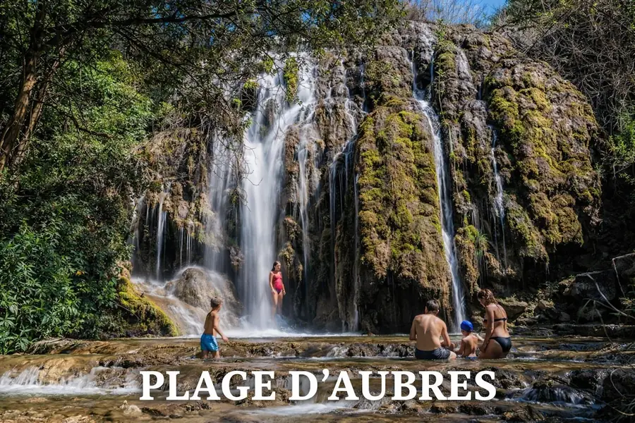 Cascade et baigneurs au bord de l’Eygues à Aubres.
