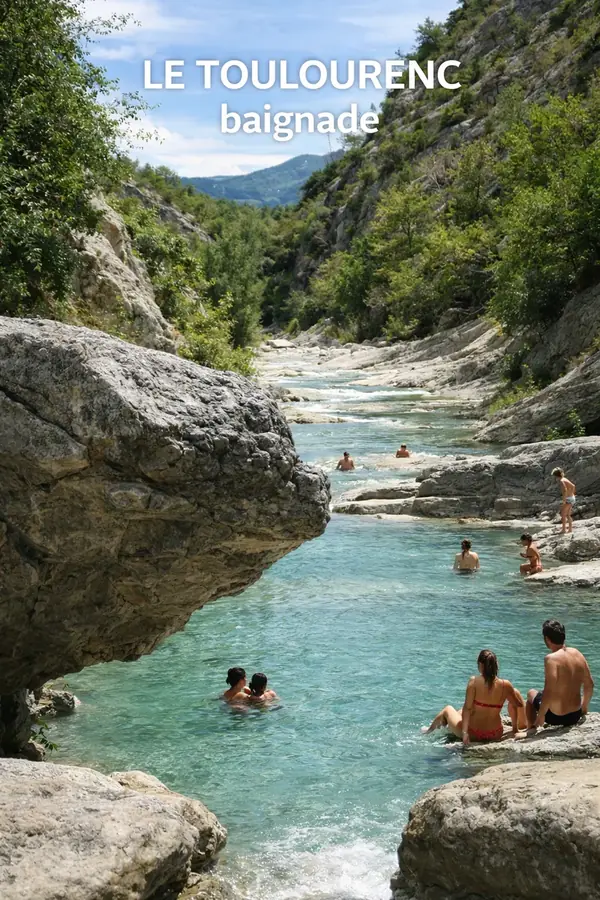 Baigneurs dans le Toulourenc, au pied de falaises bordées d’arbres.