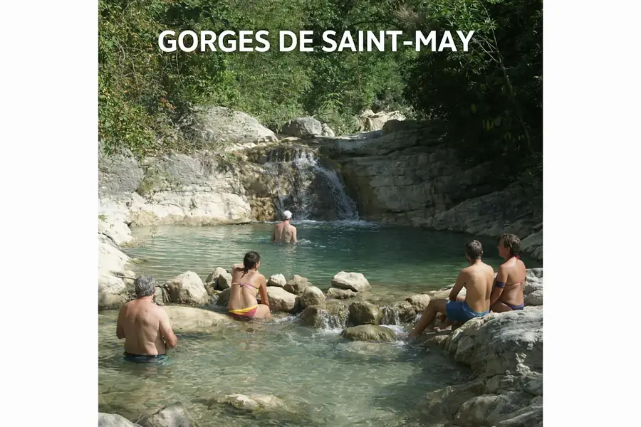 Baigneurs dans une vasque bordée de rochers aux gorges de Saint-May.