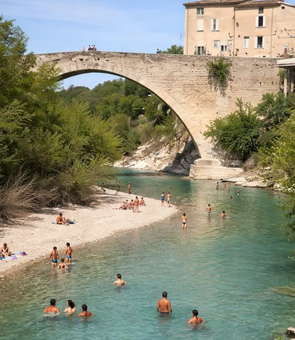 Baigneurs dans l’Eygues au pied de la grande arche du Pont Roman de Nyons, près d’une plage de galets.