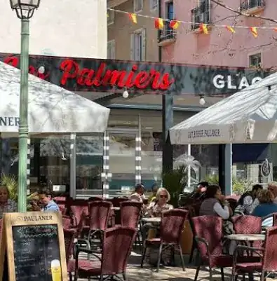 Café des Palmiers et sa terrasse place de la Libération à Nyons dans la Drôme provençale.