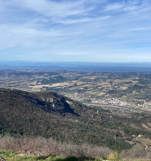 Collines boisées et vaste panorama sur la vallée autour de Nyons.