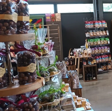 Sachets de gourmandises et présentoirs de biscuits dans la boutique de la Biscuiterie de Provence.