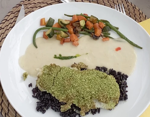 Assiette au Bistrotteur : préparation en croûte verte sur du riz noir, sauce claire et légumes.