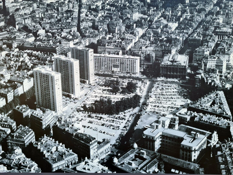Vue aérienne du quartier de la Bourse à Marseille vers 1975, avec les trois tours Labourdette, le parking, le Palais de la Bourse et le futur Centre Bourse.