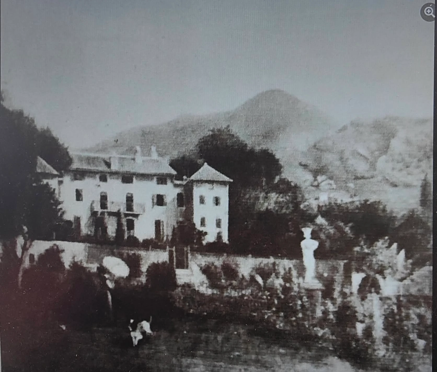 Photographie ancienne du château de Meyne à Nyons, avec ses tours carrées et son jardin au premier plan.