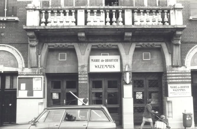 Ancien cinéma Le Mondial au 90 rue Racine à Lille, transformé en mairie de quartier Wazemmes, avec sa façade historique et un véhicule stationné.