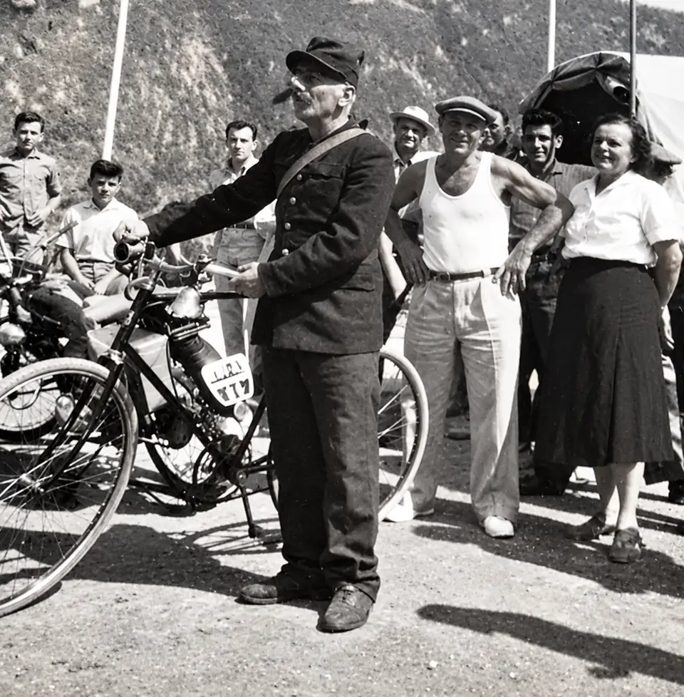 Photographie d’archives de la course Nyons–Mirabel de 1959 : habitants, vélos et moto, collection M. Germain