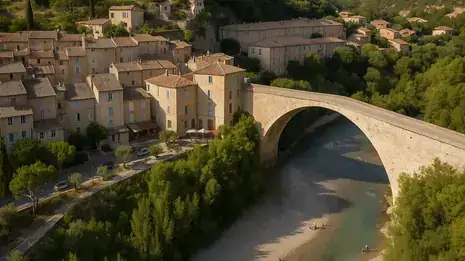 Le Pont Roman au-dessus de l’Eygues et les maisons du vieux Nyons