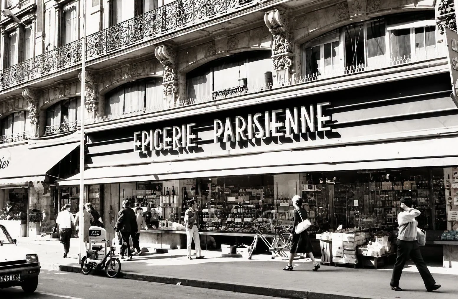 Ancienne Épicerie Parisienne rue de la République à Avignon, avec sa grande enseigne, ses vitrines remplies de marchandises, les passants et les balcons en fer forgé.