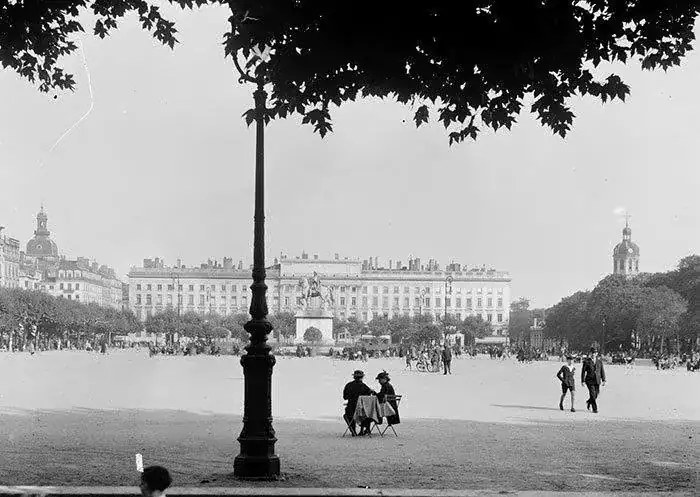 Illustration — Place Bellecour à Lyon en 1938 : photos et souvenirs