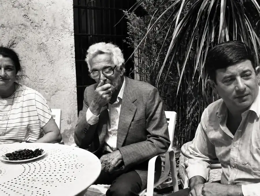 Photographie ancienne associée à une séance de dédicace de René Barjavel à Nyons, avec Simone Chamoux et Jean-Pierre Roux selon la légende d’origine.