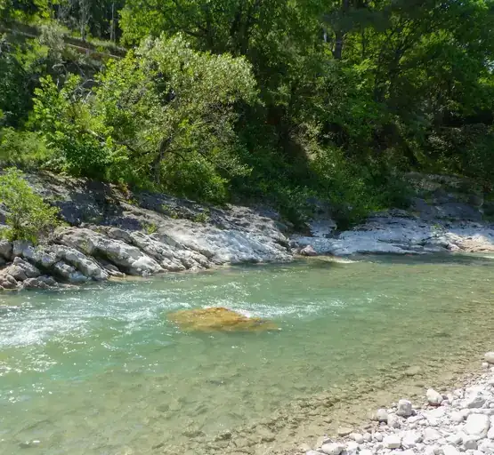 Rivière Eygues dans les Baronnies provençales près de Nyons, avec ses galets, ses eaux claires et son paysage naturel.