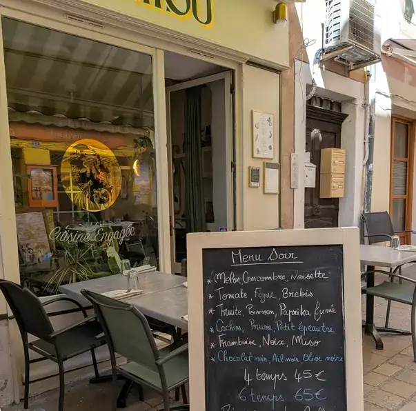 Façade et petite terrasse de Caillou, au 23 rue des Déportés à Nyons.