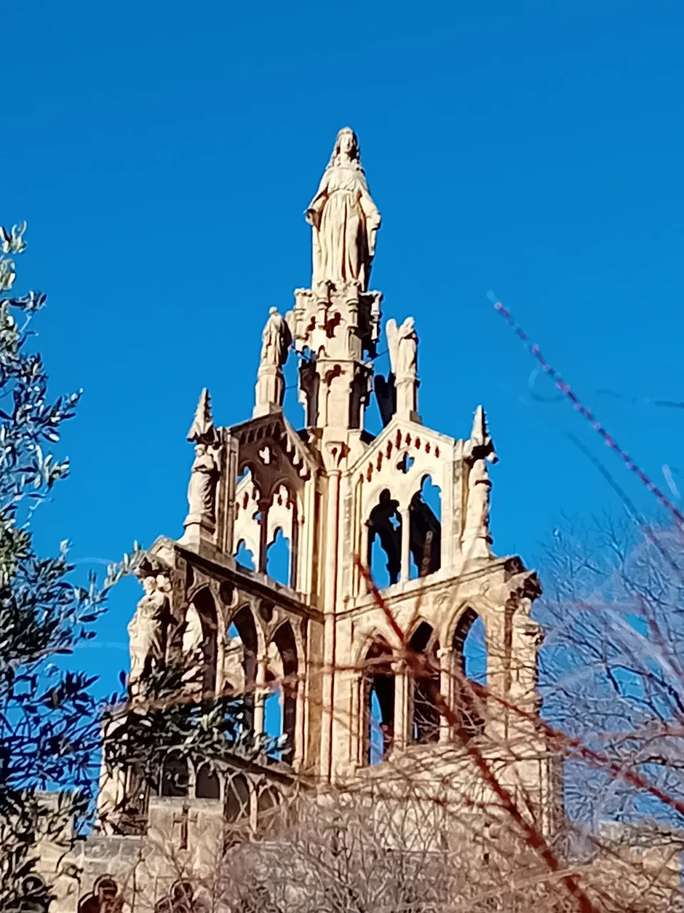 Nyons que voir détail de la statue au sommet de la Tour Randonne, monument emblématique de Nyons.