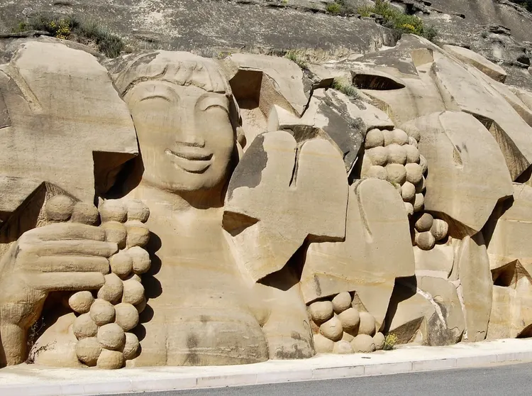 Détail de la sculpture de la Grande Vendangeuse à Piégon