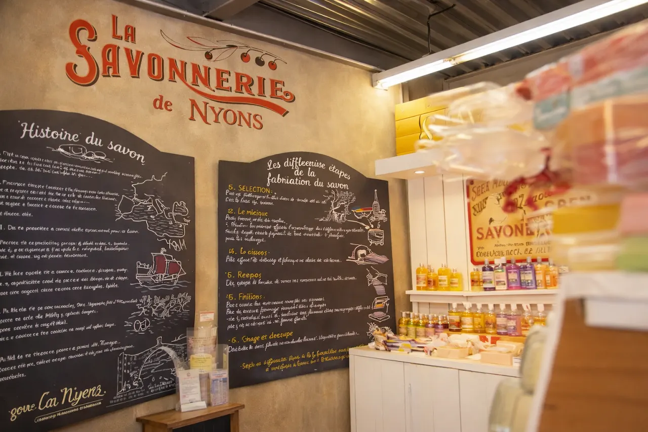 Photo de l’espace pédagogique de la Savonnerie de Nyons avec panneaux sur la fabrication du savon