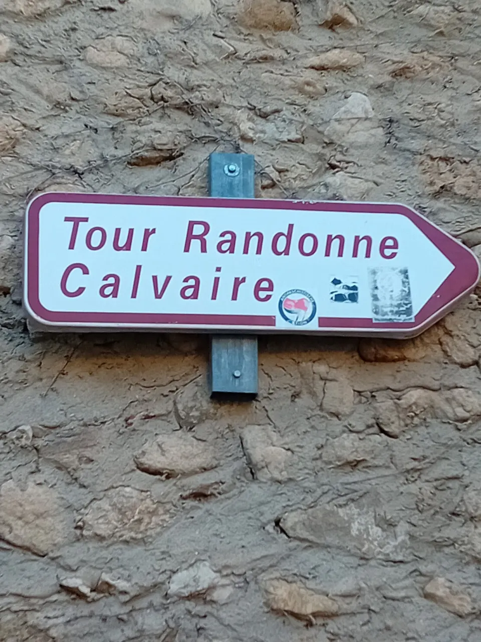 Panneau directionnel Tour Randonne et Calvaire dans le vieux Nyons
