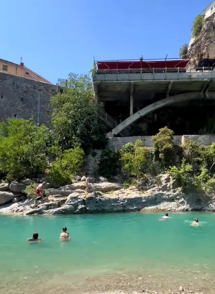 Baignade sous le pont Roman à Nyons.