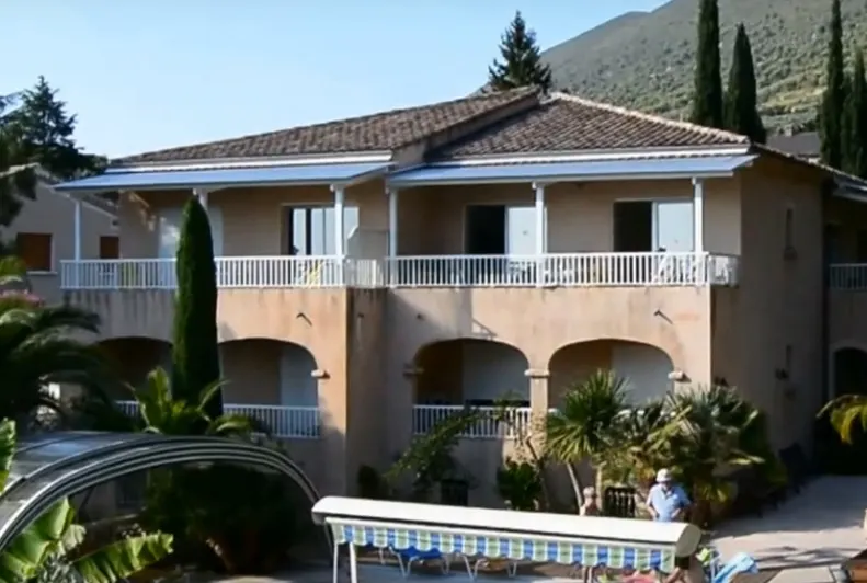 Façade de La Lézardière avec terrasses à l’étage et arches donnant sur le jardin.
