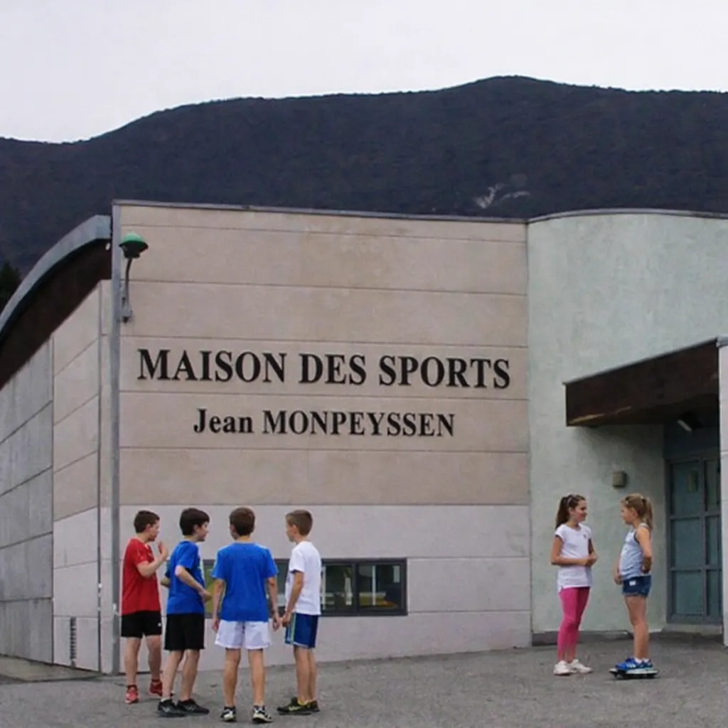 Jeunes pratiquant une activité sportive à la Maison des Sports de Nyons