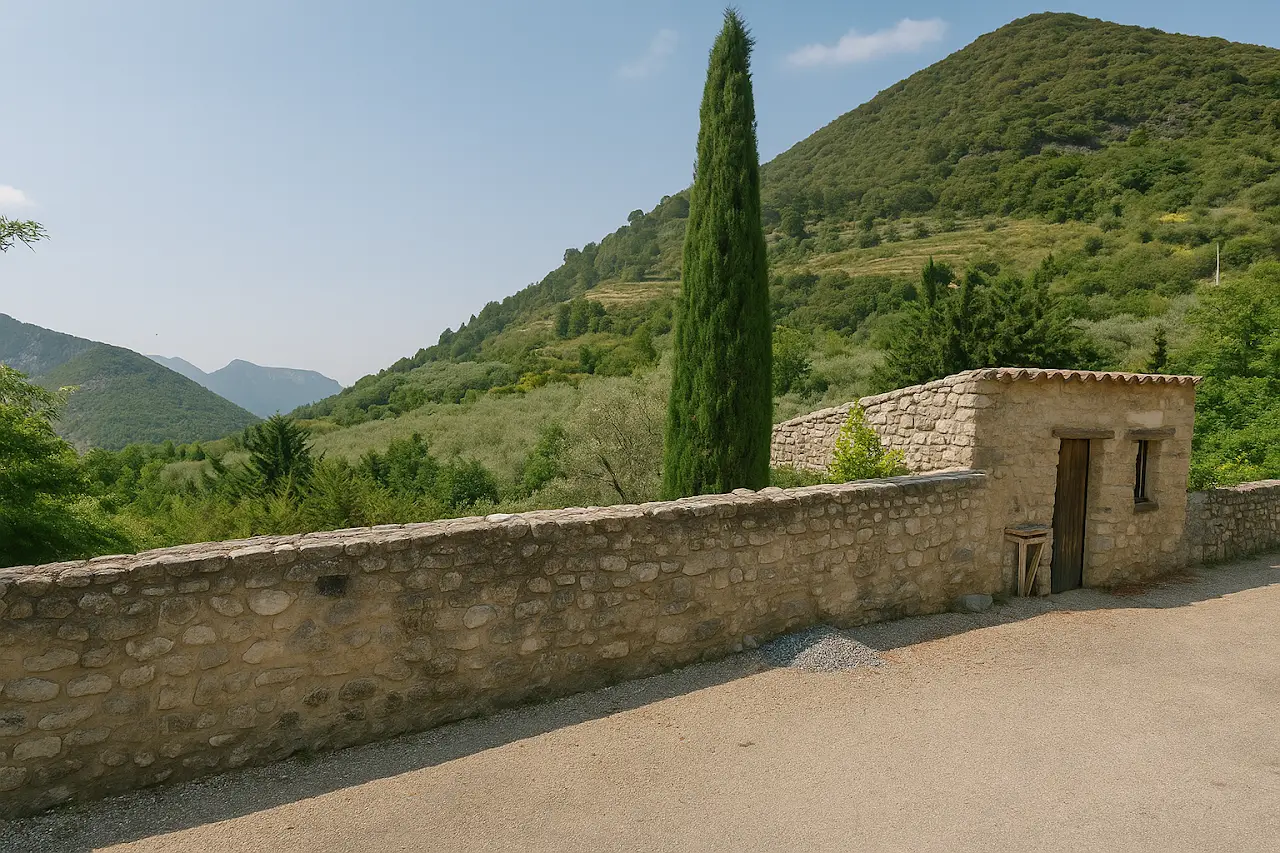 Chemin et muret en pierre dans le paysage d’Aubres