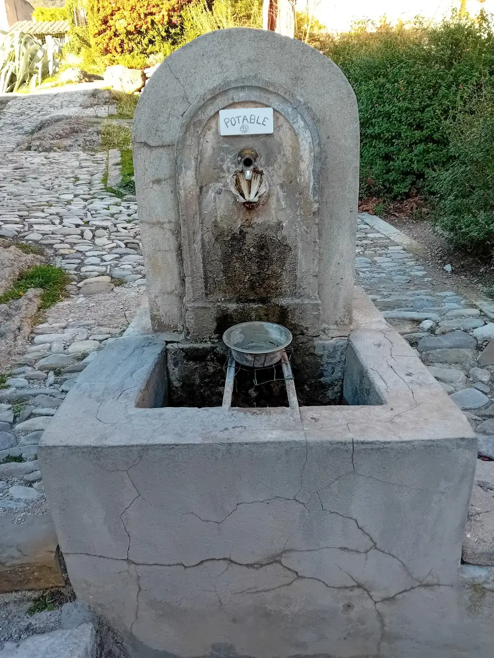 Fontaine en pierre avec inscription eau potable dans le vieux Nyons