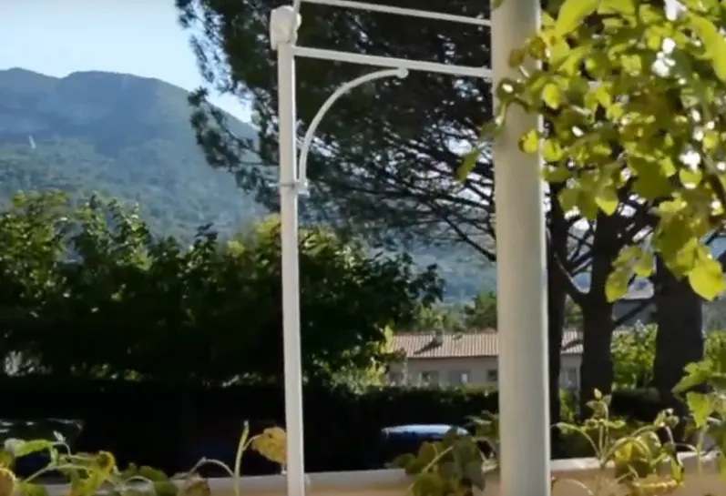 Montagnes et grands arbres vus depuis une terrasse de La Lézardière.